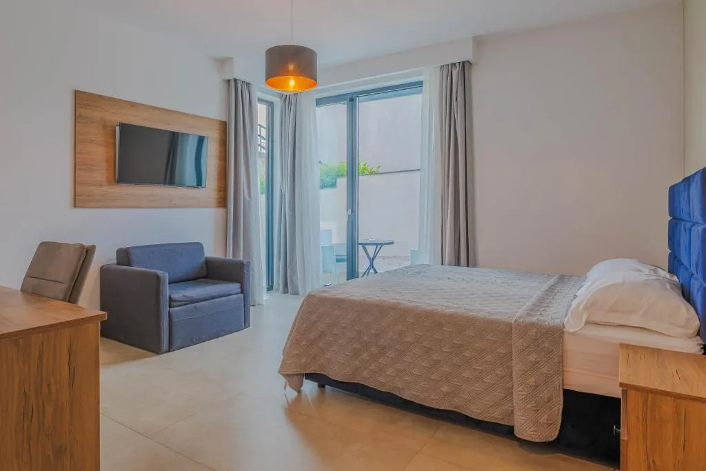 Double Room_1.jpg